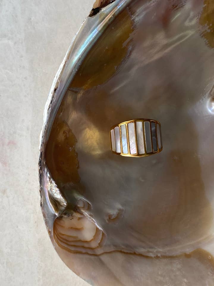 Cove Perlemorsring for engroshandel hos Sweet Grove Collective