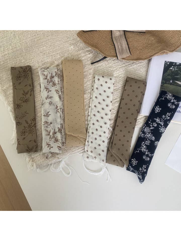 Scarvii - Écharpe Fine à Ruban Floral Minimaliste pour la vente par Funkyrel® Atzbranding Limited