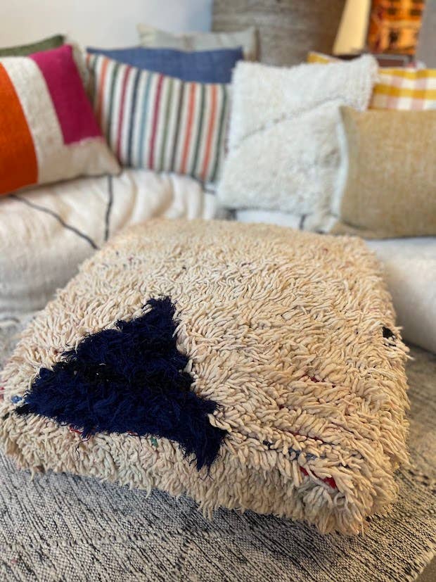 Pouf vintage pêche, pêche et bleu pour la vente par NOMAD BY LIV