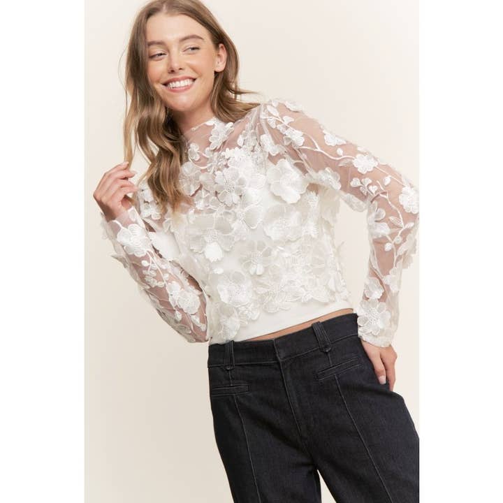 Haut court ajusté à manches longues avec broderie florale 3D pour la vente par BNS