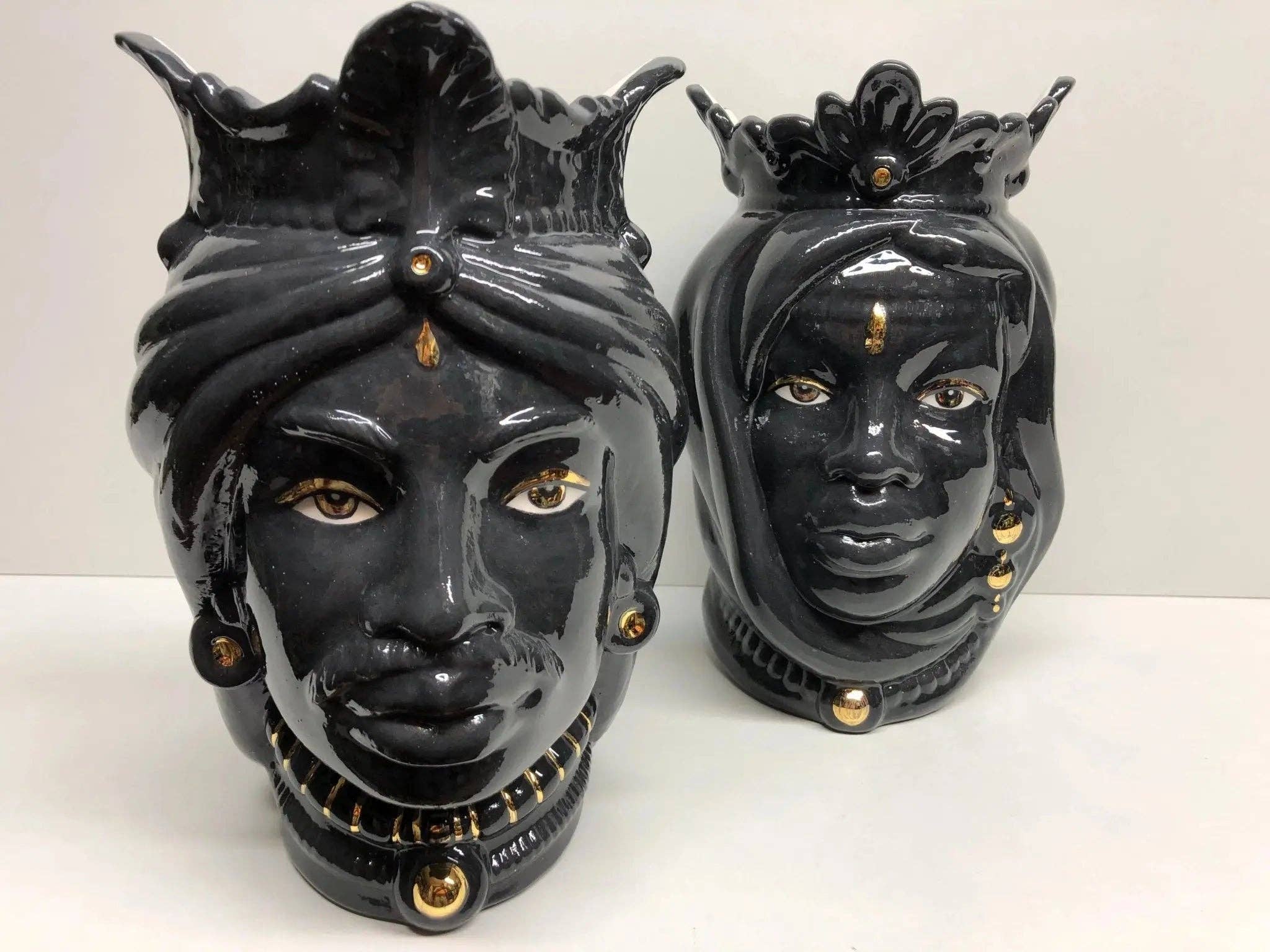 DD Ceramiche Siciliane - Vente Vases - Têtes de maure afro Caltagirone Céramique cm H.25 L.17 Détails en or artisanal noir3