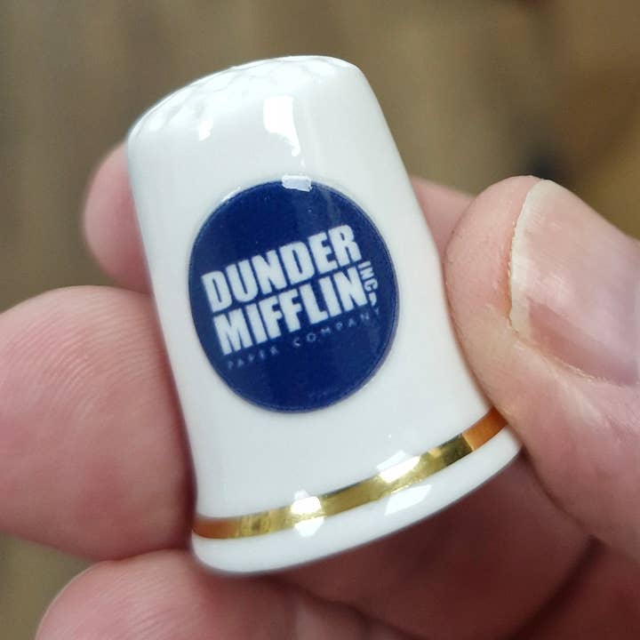 Dunder Mifflin Dé à coudre pour la vente par Dukki Gifts