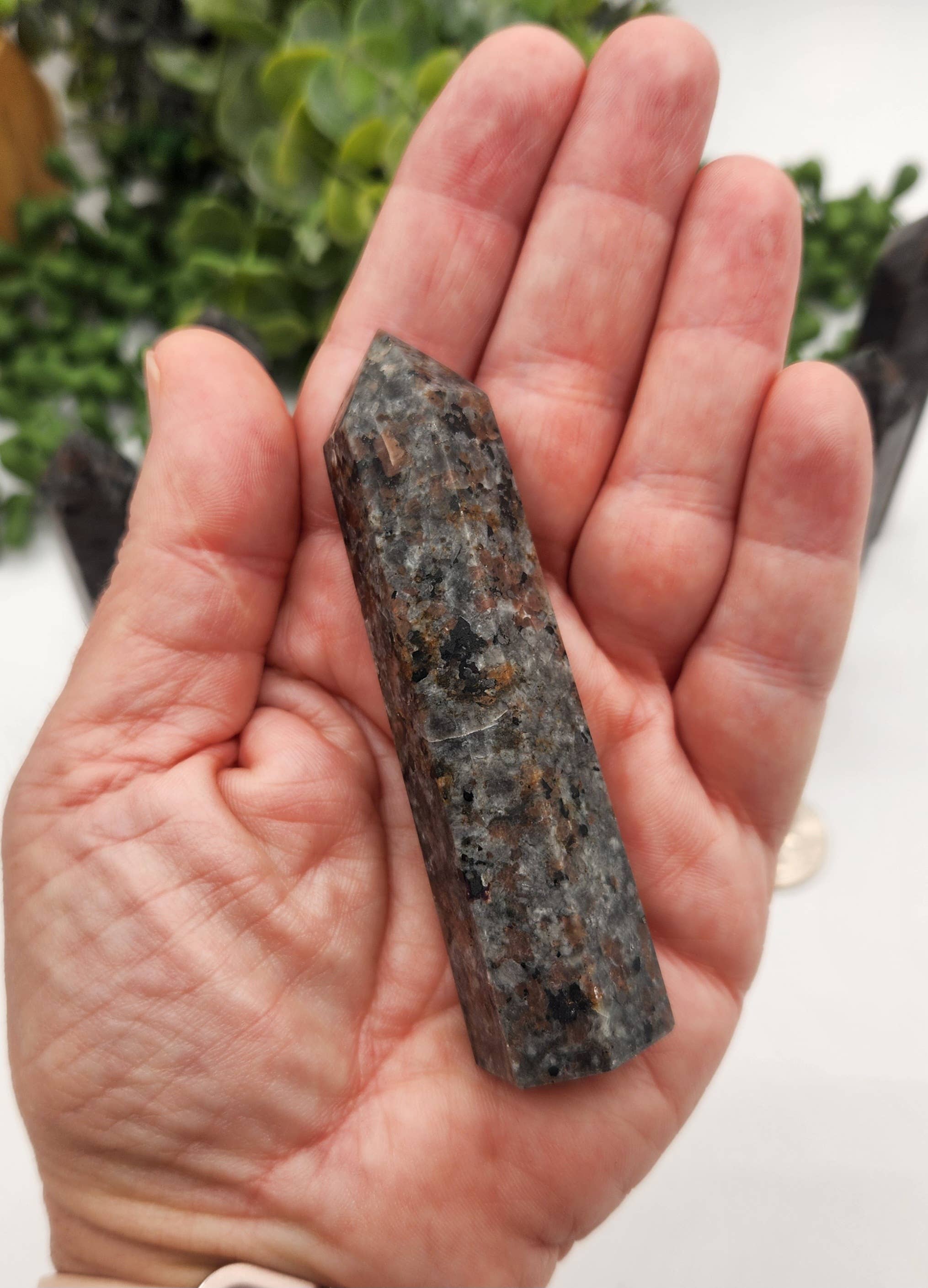 Meraki Gemstones - Vendita all'ingrosso Pietra/cristallo spirituale - Torre Yooperlite reattiva ai raggi UV (circa 8,9-9 cm) qualità AAA2