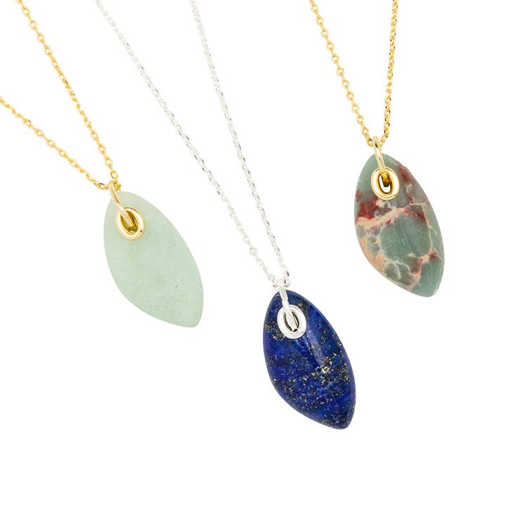 Scout Curated Wears - Wholesale Pendant/Charm Necklace - Organic Stone Necklace Labradorite/Gold - Stone of Magic
