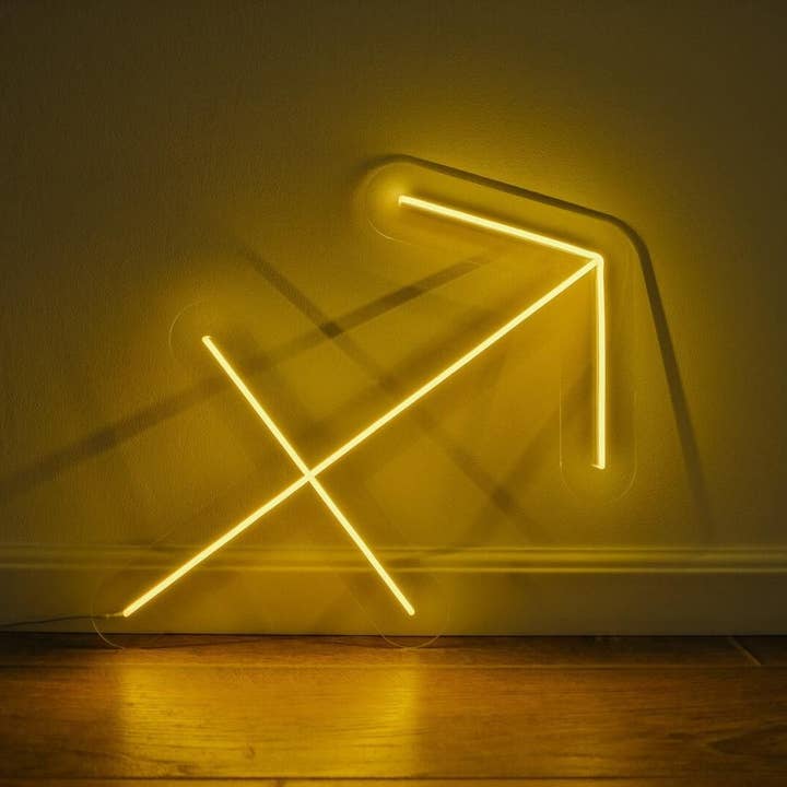 Skyttens neontegn for engroshandel hos Aoos Custom