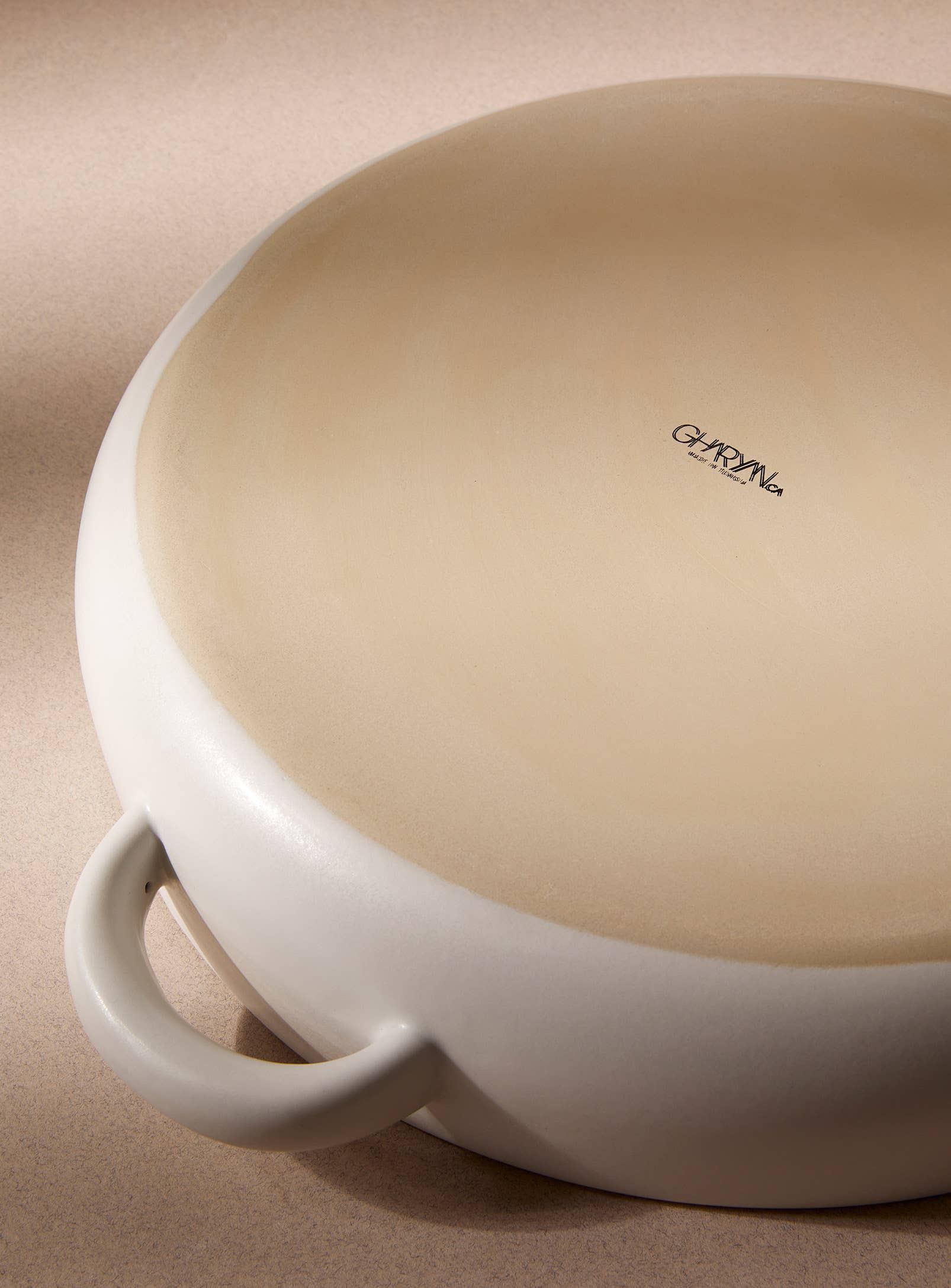 GHARYAN Stoneware & Olive Wood Tableware | Ships from USA – wholesale Serveringsfat – Stengods serveringsplatta med handtag 13,4"7