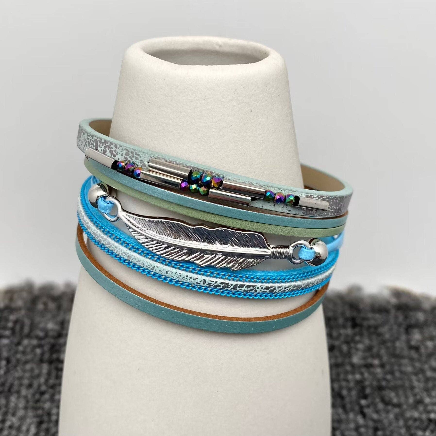 Mio Queena – Großhandel Armreif – Boho Metallfedern Multi-Lagen Lederarmband - BJ/LB0