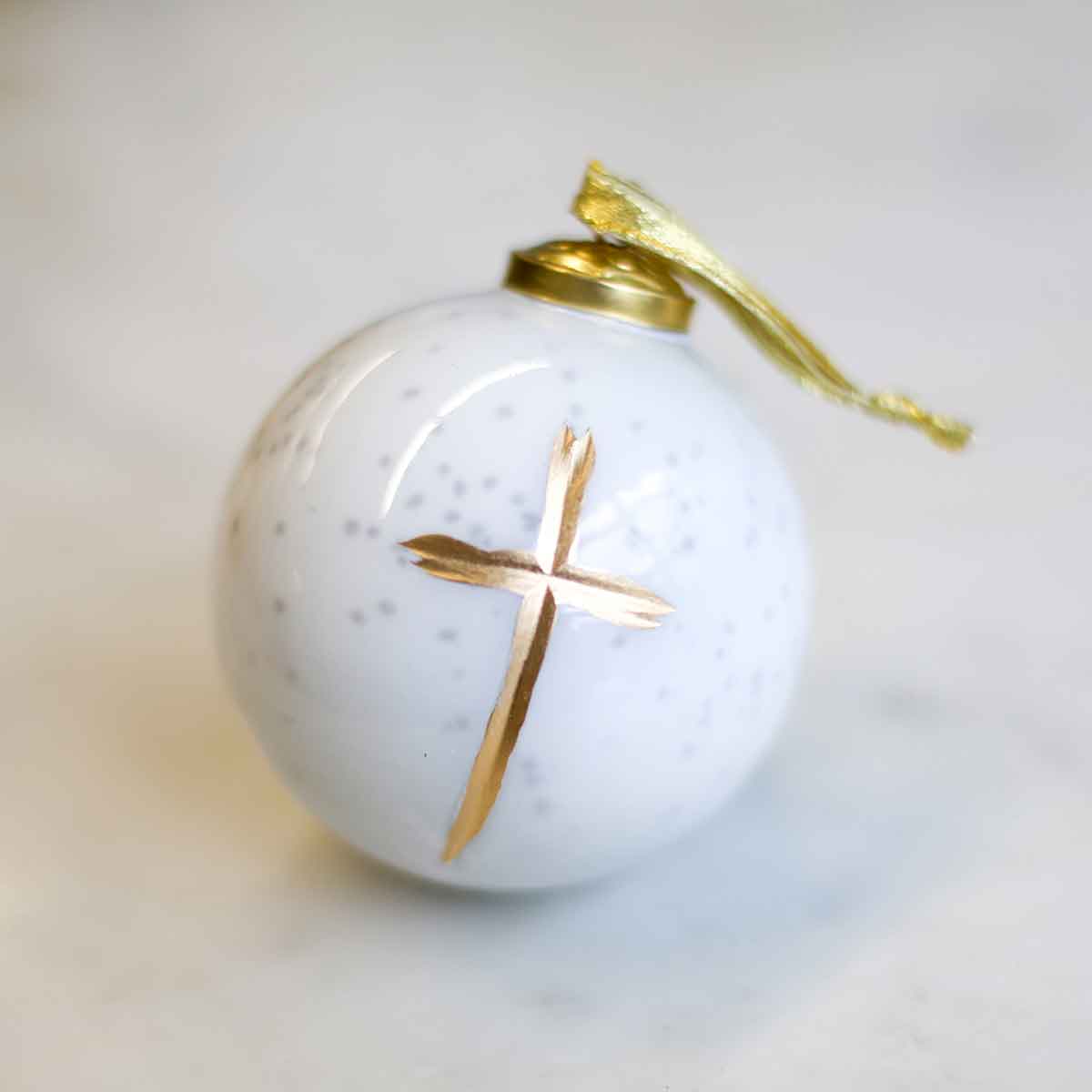 The Royal Standard - Wholesale Ornament - Cruix Glass Ball Ornament   White/Gold   4"1