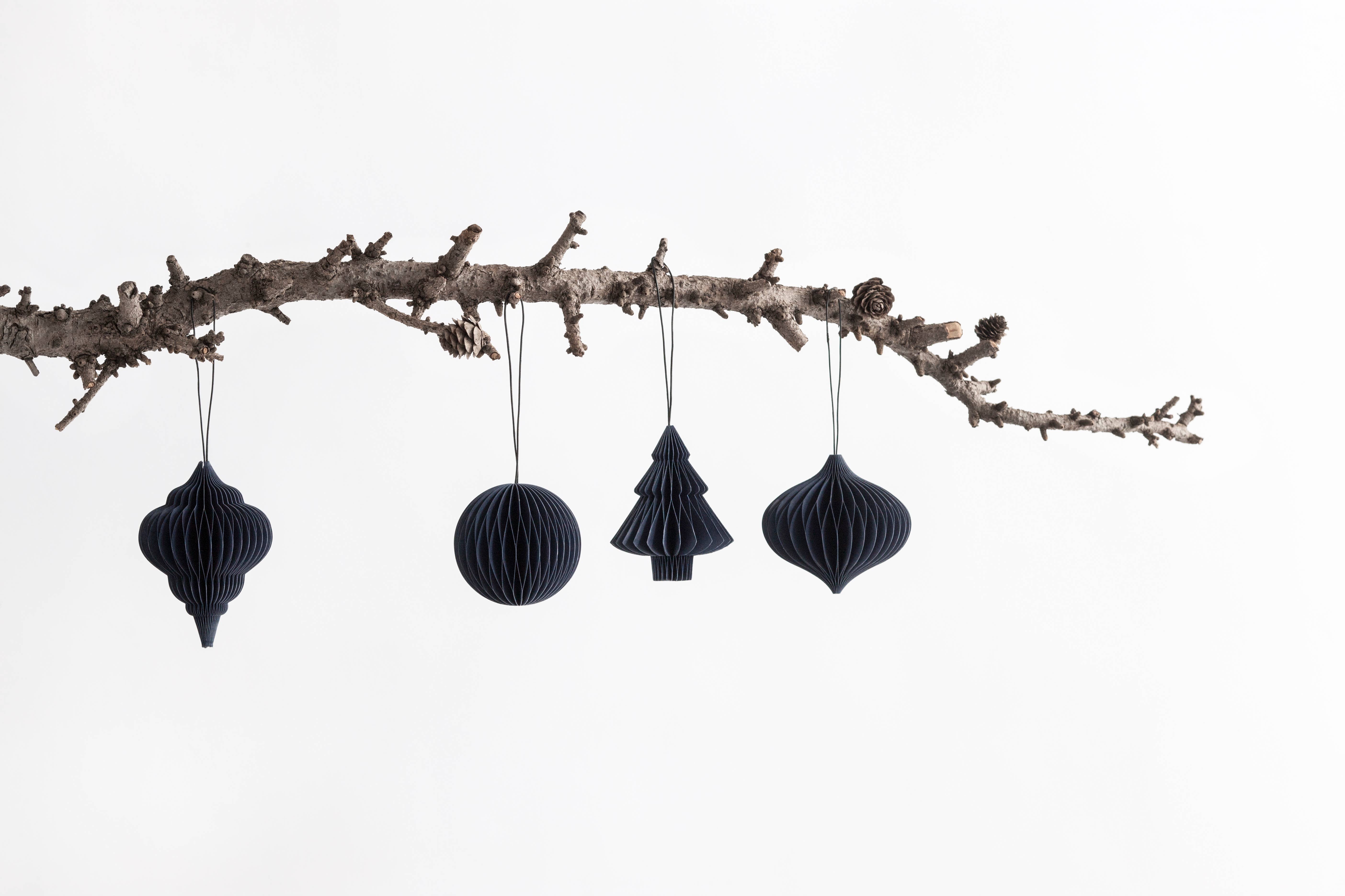 Nordstjerne – wholesale Prydnad – Pappersgran midnight blue med lädersnöre och magnetstängning1