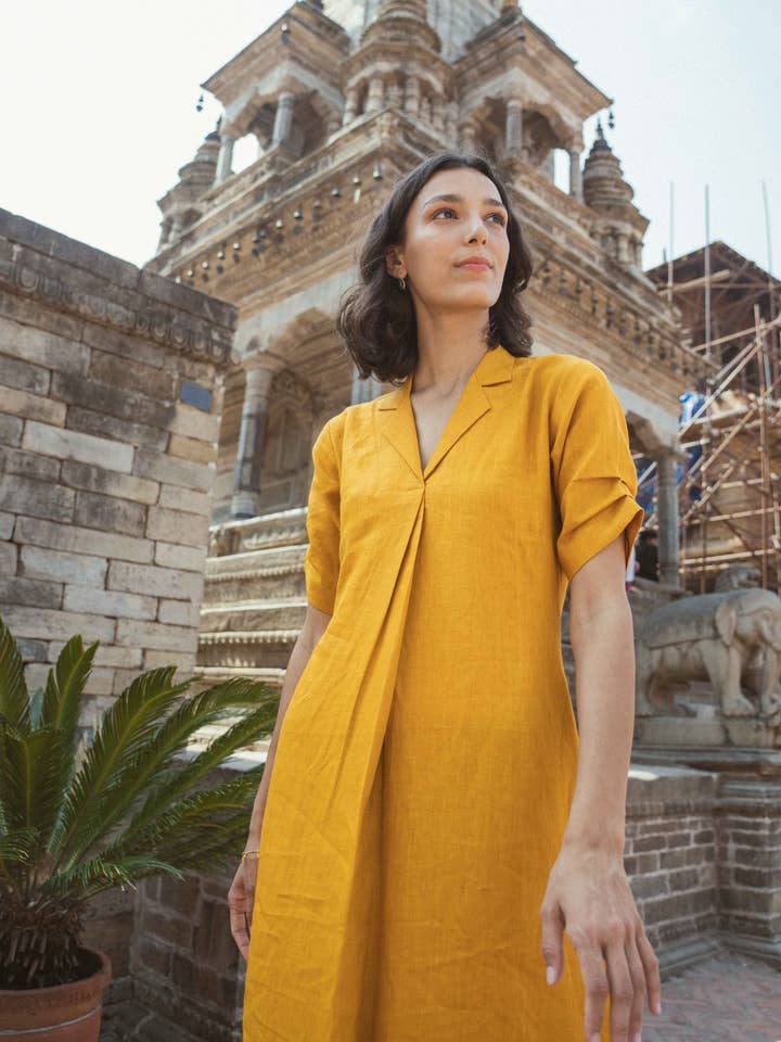 Vestido Maxi Coat de Linho com gola Açafrão por atacado de Drishya Linen