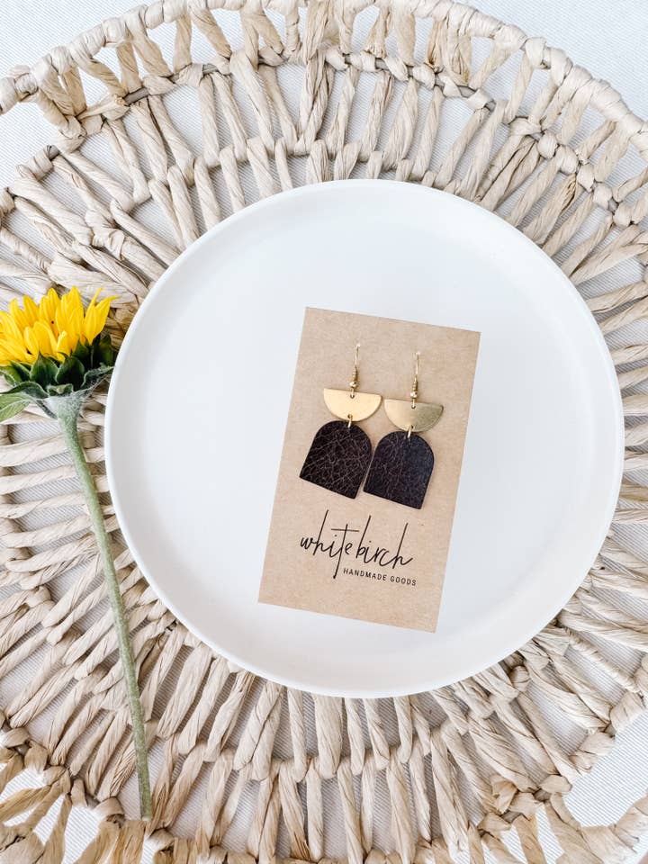Örhängen i distressed mörkbrunt läder och mässing för wholesale av Whitebirch Handmade Goods