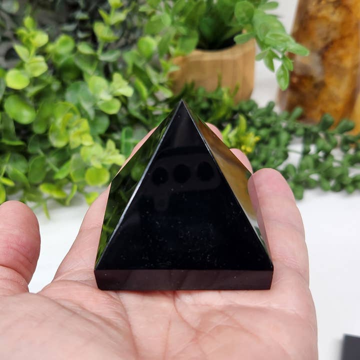 Piramide di pietre preziose semipreziose lucidate in ossidiana nera -5cm per la vendita all'ingrosso da parte di Meraki Gemstones