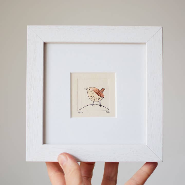 Wren - kollagraftryck i en vit träram för wholesale av Sally J Fisher