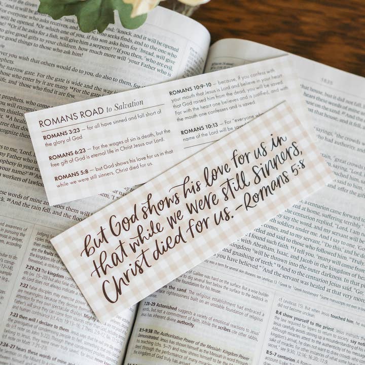 Romanos 5:8 / Marcador de Estrada de Romanos por atacado de Lauren Ibach