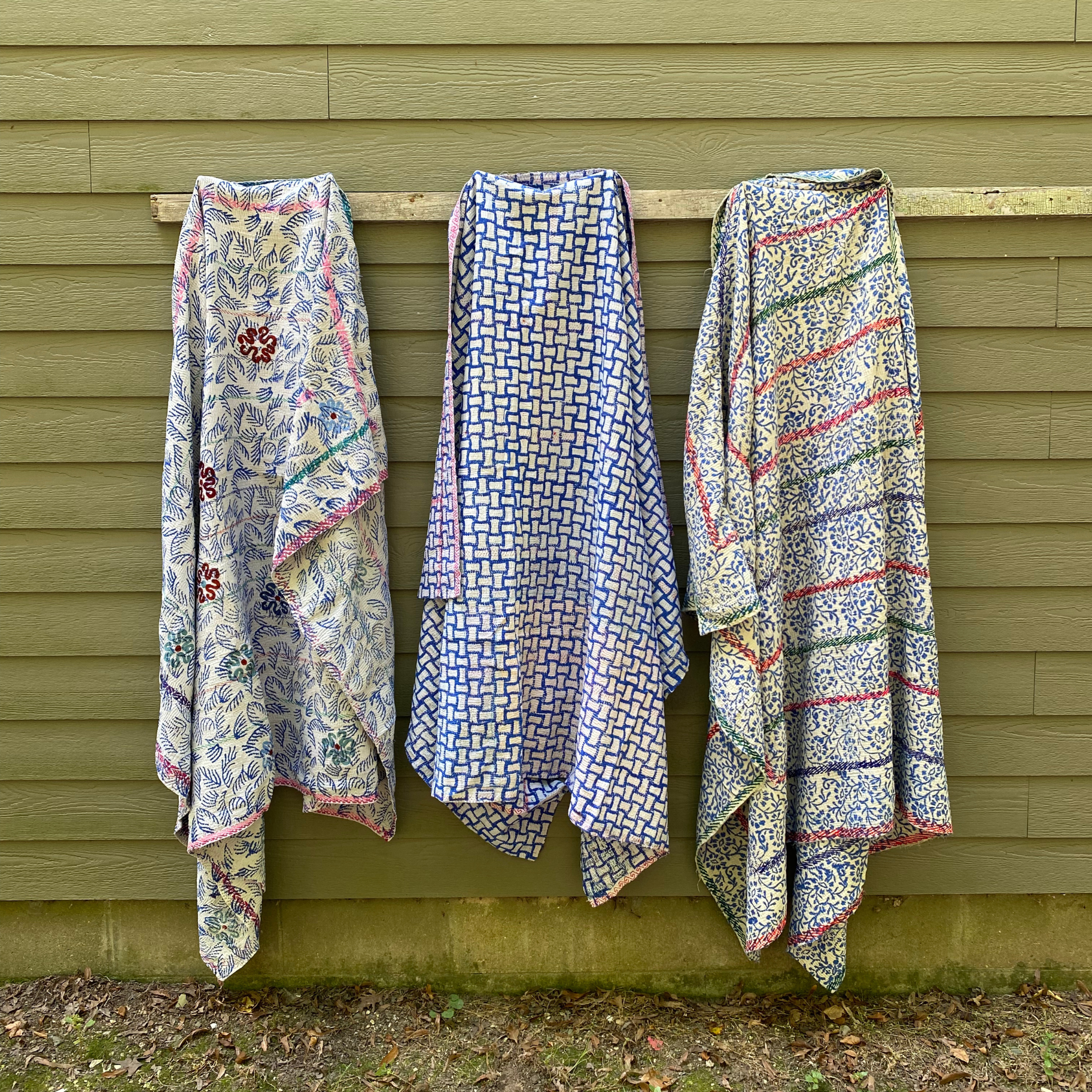 Seeds – Großhandel Bettdecke – Kantha-Bettdecke aus Baumwolle mit Blockdruck in Weiß und Indigoblau9