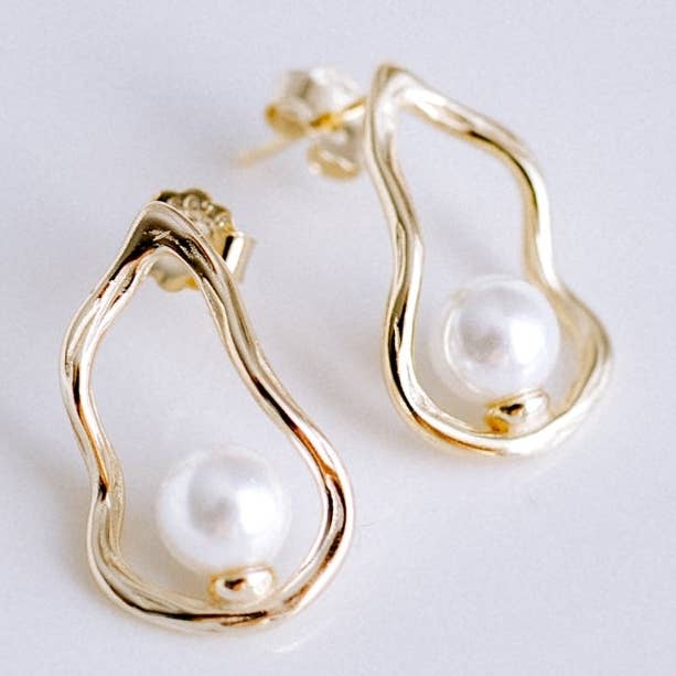 Oyster Echtsüßwasser Perle Ohrringe 14k modern filigran für den Großhandel von Mama Collection