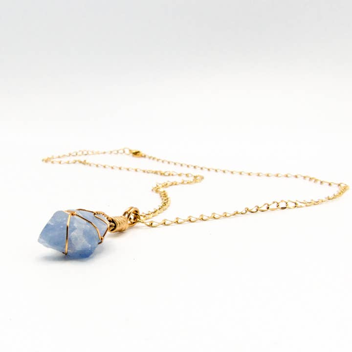 Collier en acier inoxydable avec calcite bleue, modèle Alex en doré pour la vente par FolieSucree