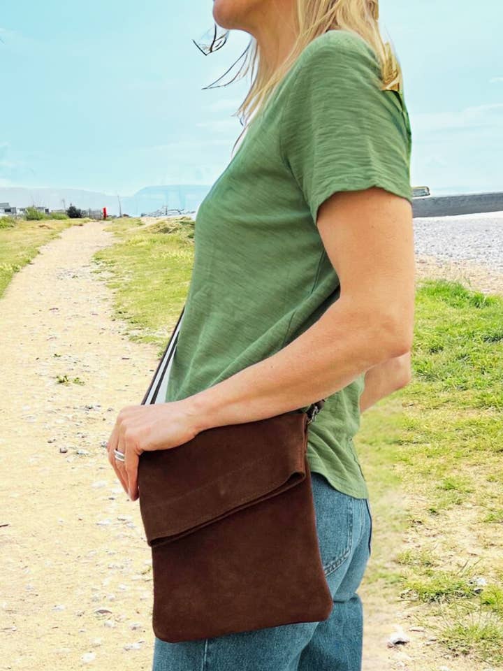 Mocka Crossbody-väska Choklad | ZTop av Owen Barry för wholesale av Owen Barry Ltd