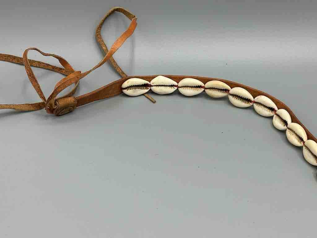 The Niger Bend – Großhandel Gürtel – Damen – Schmaler afrikanischer Krawattenverschluss aus echtem Kaurimuschelleder3