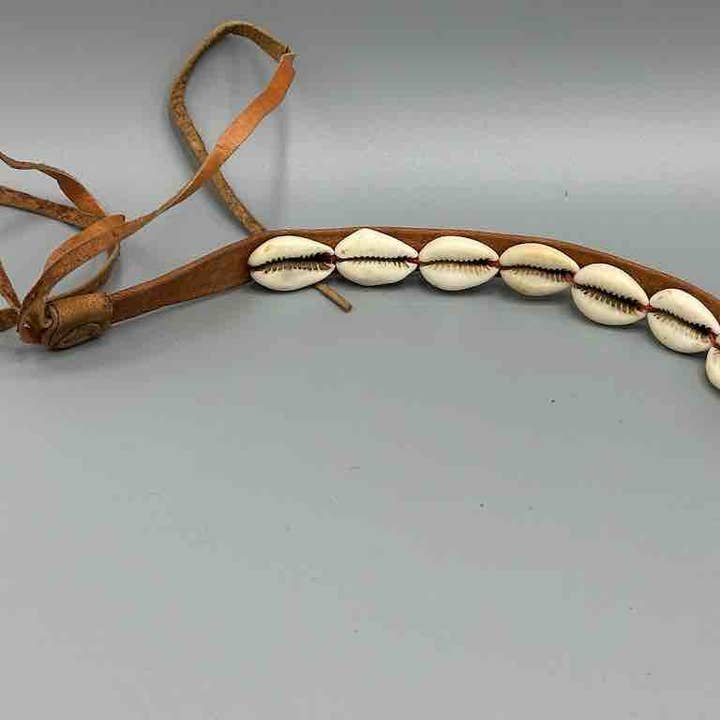 The Niger Bend – Großhandel Gürtel – Damen – Schmaler afrikanischer Krawattenverschluss aus echtem Kaurimuschelleder3