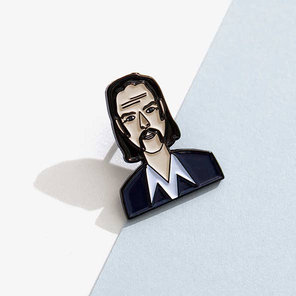 Judy Kaufmann – Engroshandel Reversnål/knap – Nick emaljepin til boghandlere og konceptbutikker0