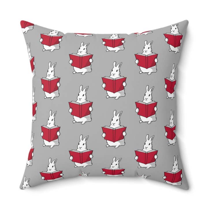 Coussin carré en polyester filé pour amateurs de livres, lapin de jugement, cadeau littéraire, marchandise livresque pour coin livre, décoration d'étagère à livres, cadeau de club de lecture pour la vente par Terry Heath Art