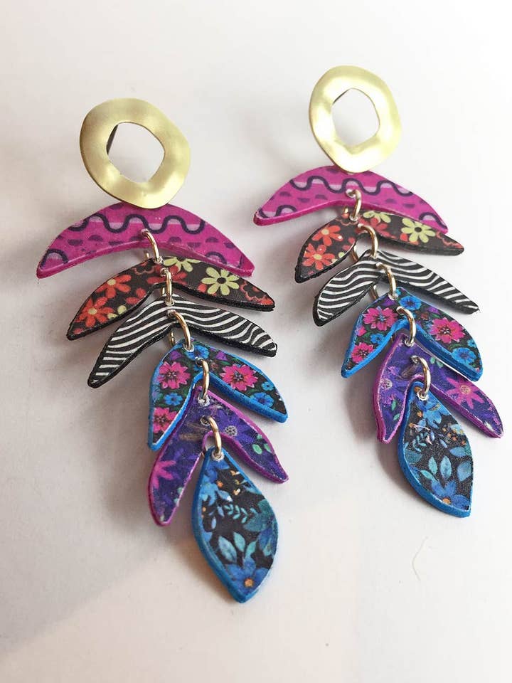 Boucles d’oreilles design cascade en papier recyclé avec crochets en argent pour la vente par Pipapaper