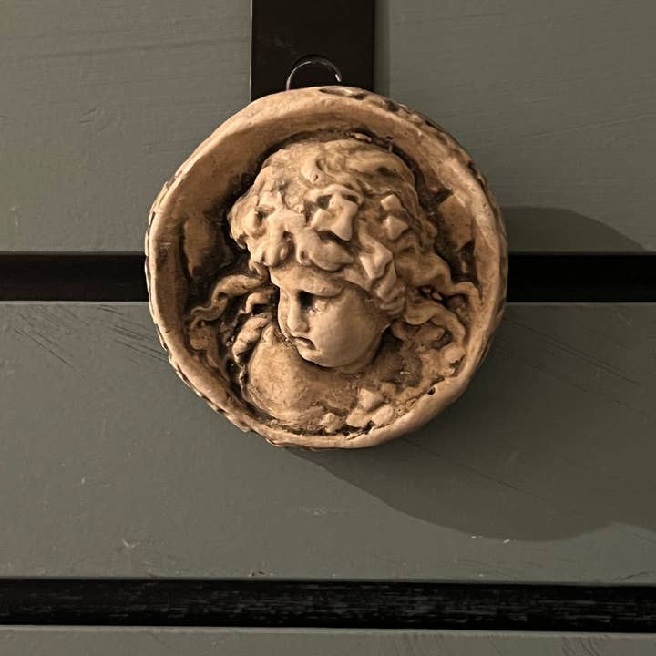 Masterpiece Studio - Wholesale Plaque - Round Cherub Medallion Wall Plaque (PL38)1