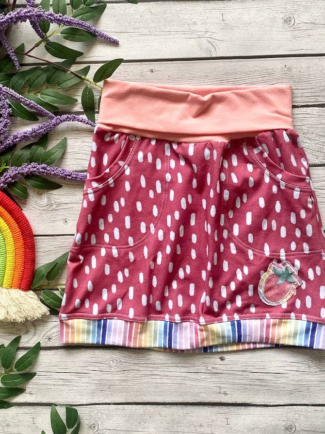 Sommer jordbær regnbue hyggelige vokse med mig nederdel lommer for engroshandel hos Redeemed Made New