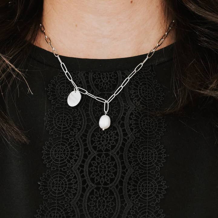 Pretty Simple - Wholesale Pendant/Charm Necklace - Not-Your-Average Pearl Chain and Disc Charm Necklace *WATERP