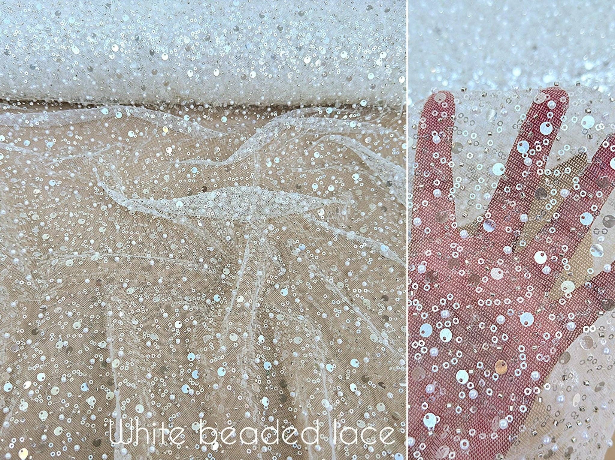 GalaTextile – Engroshandel Stofbolt – Luksuriøst brudepaliet- og perlebroderet blonde stof pr. meter med glimt0