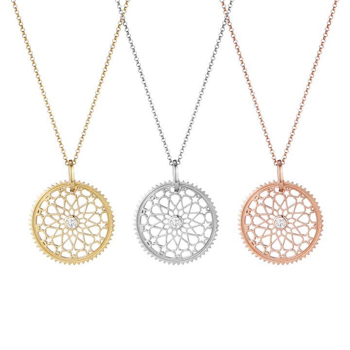 Colgante medallón filagree con detalle de estrella en cadena para venta al por mayor de One and One Studio