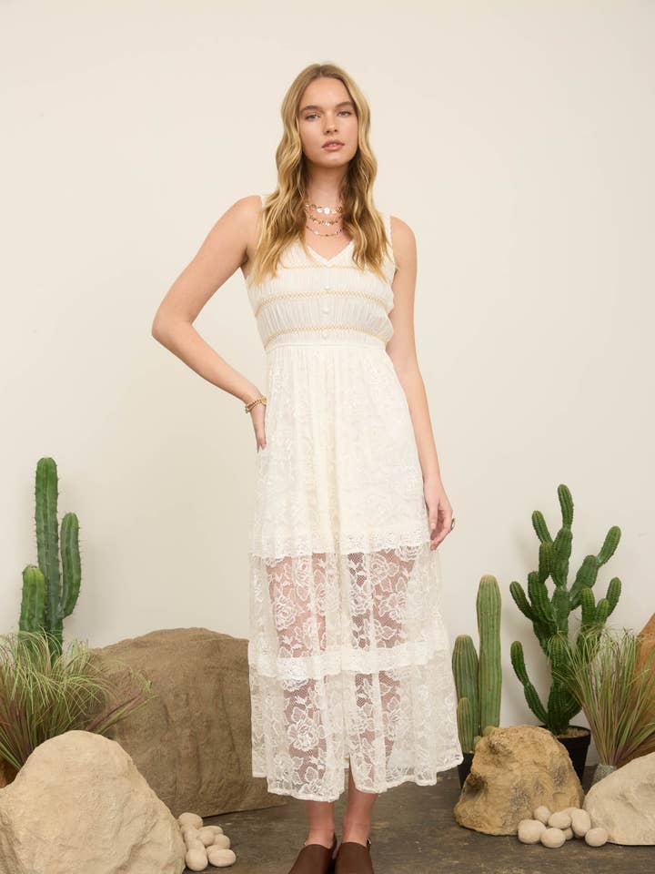 ABITO LUNGO SENZA MANICHE CON ARRICCIATURE E FINTI BOTTONI IN PIZZO per la vendita all'ingrosso da parte di Blu Pepper