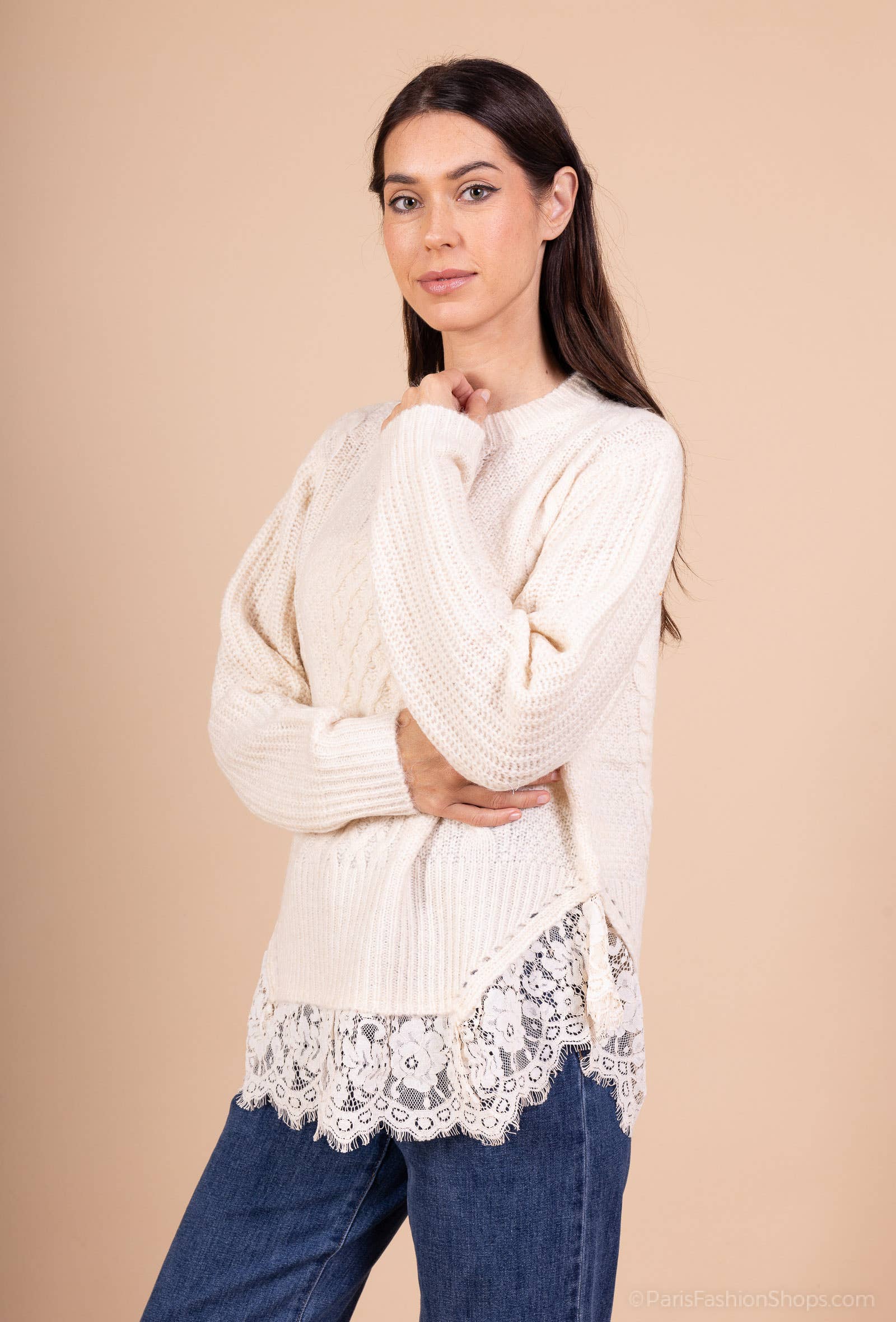 L'Emotion – wholesale Pullovertröja - Dam – Flätstickad tröja med lager-på-lager-effekt och spetsvolanger2