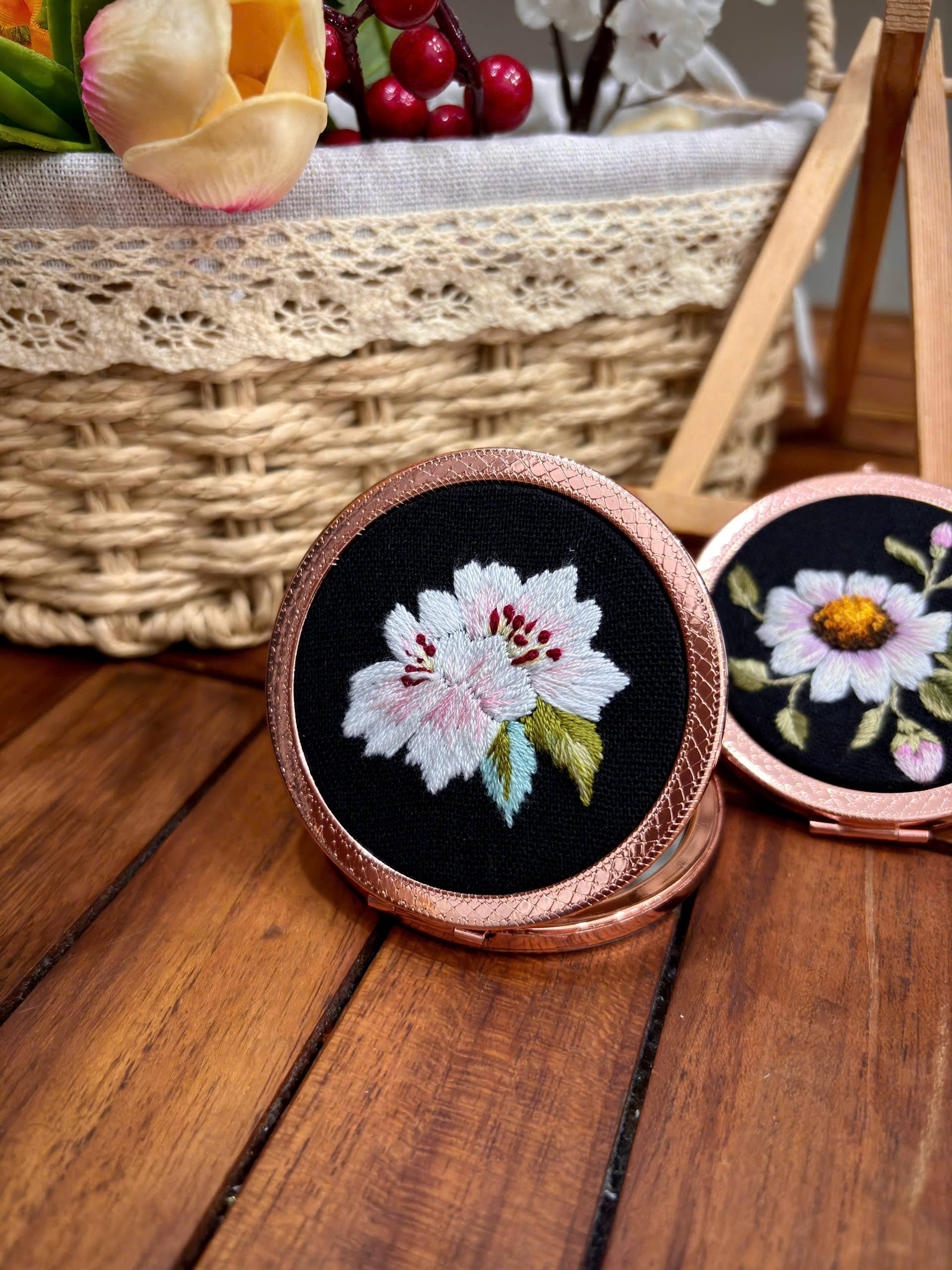 Maple Dream Store – Engroshandel Kompaktspejl – Premium Vintage Blomstret Håndbroderet Lommespejl6