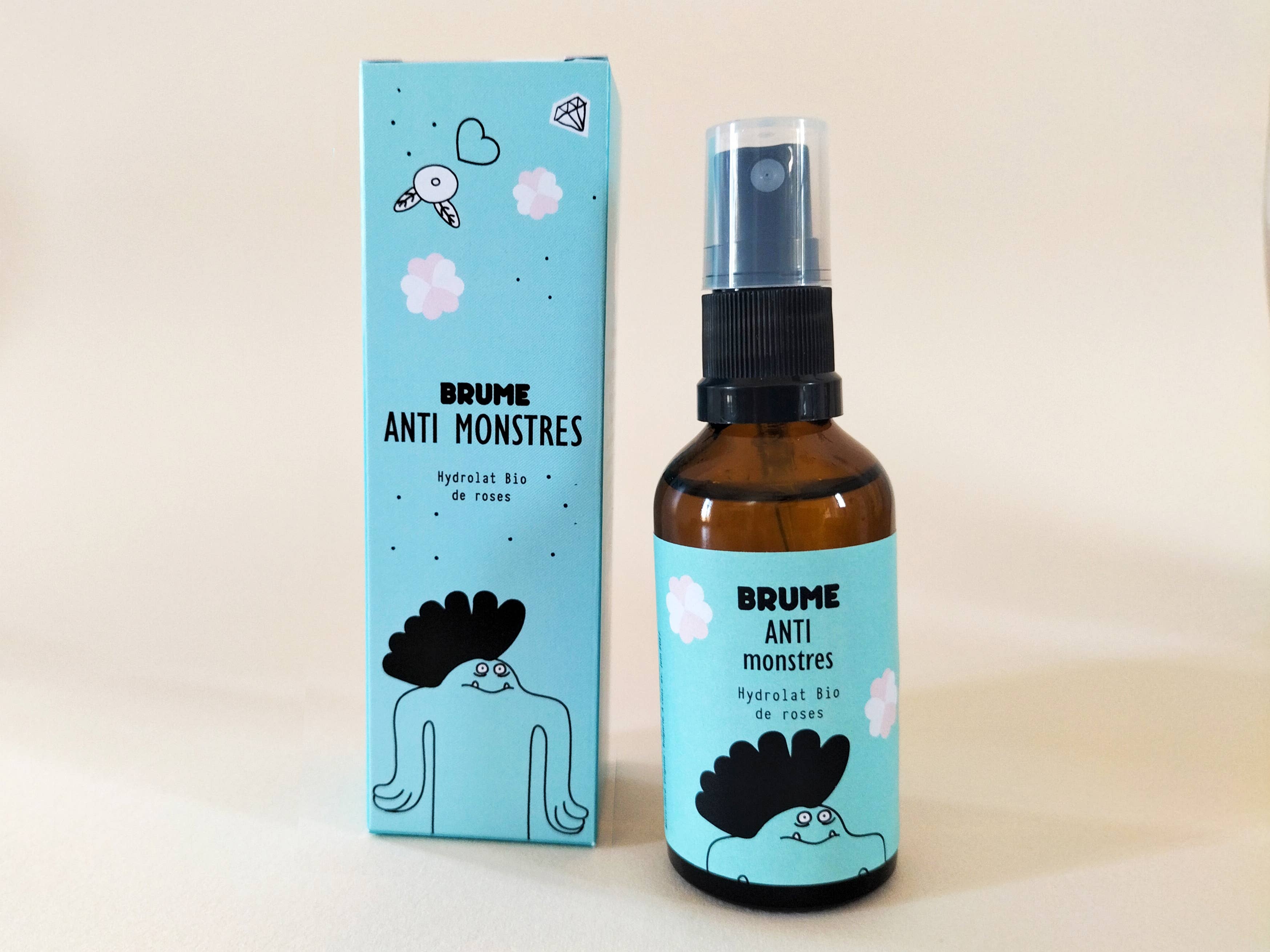 Pamela Loops – Spray de quarto e roupa por atacado – Bruma Mágica Anti-Monstros com Água Floral de Rosas Orgânicas1