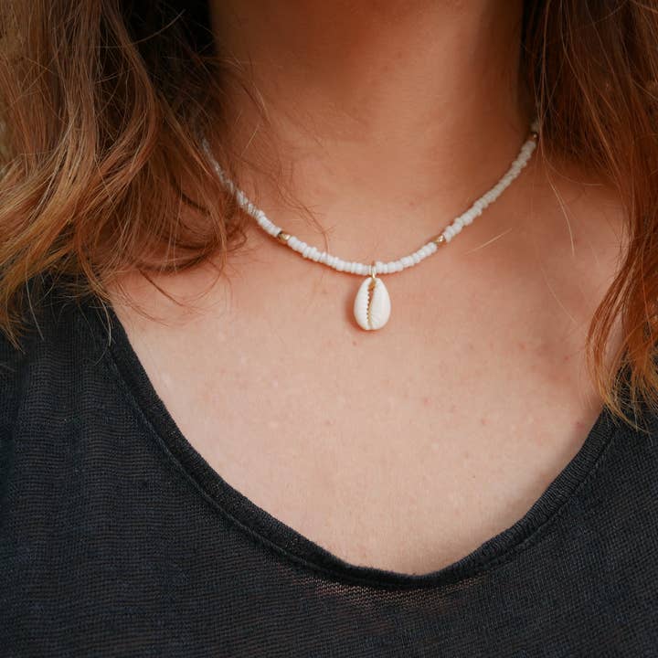 Boutique Bohème - Venta al por mayor Collares de cuentas/perlas - Collar de perlas de semillas blancas y doradas y concha cauri