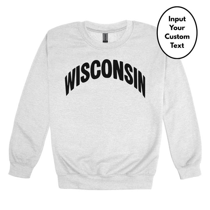 Sweat-shirt ras du cou - Texte personnalisé (Gris cendré) pour la vente par Made on Main, A Port's Cozy Corner Brand