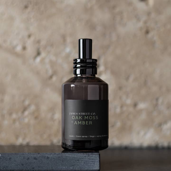 James Street Co. - Vendita all'ingrosso Spray per tessuti e ambienti - Spray per Tessuti e Ambienti Quercia e Ambra 118ml | Calma Terrosa Ambrata1