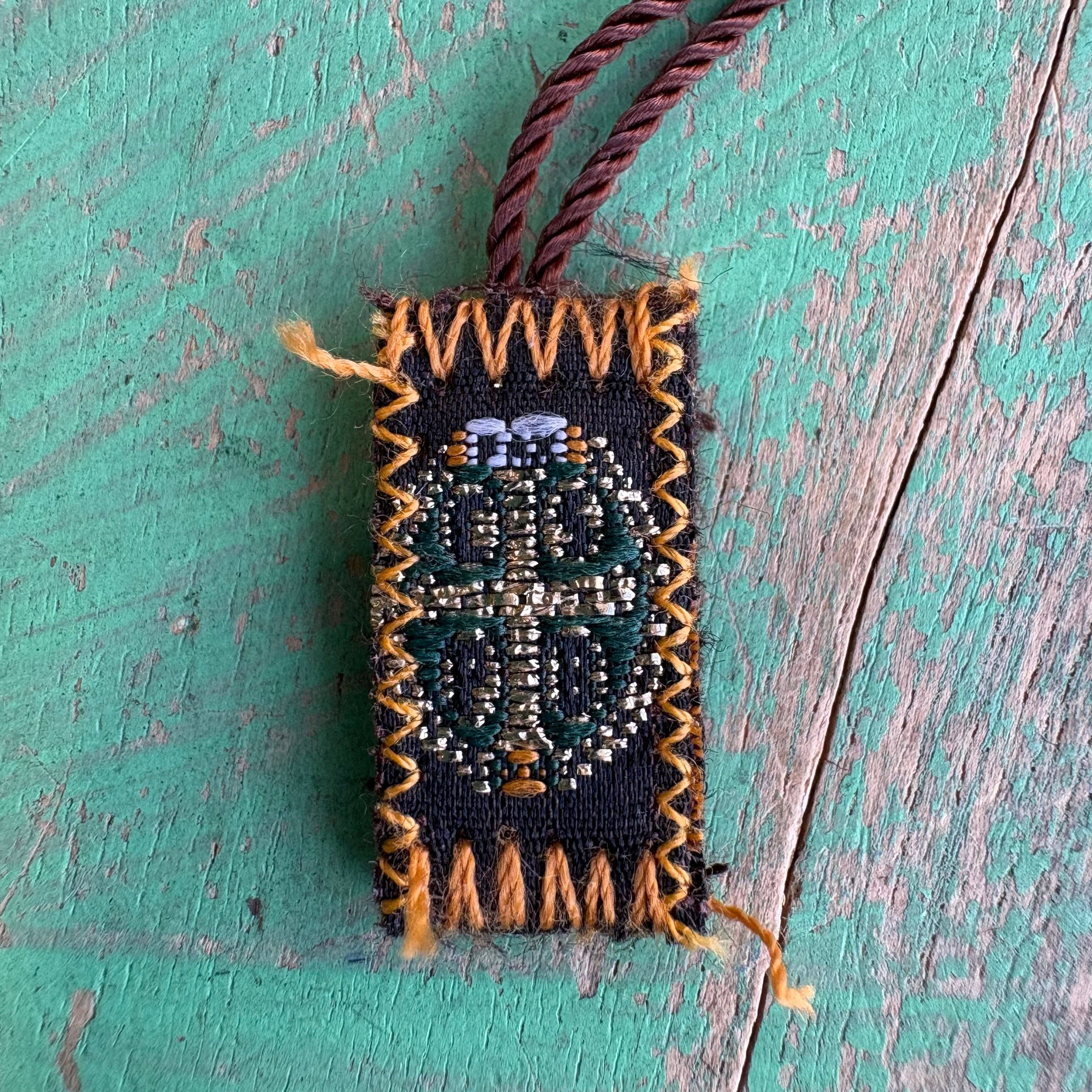 Love and Honor Jesus LLC – Colar de contas de oração por atacado – Escapulário de Tecido Mini de São Bento1