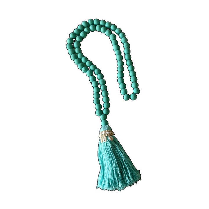 Collier à pompons en bois bohème avec perles et coquillages pour la vente par Suksma