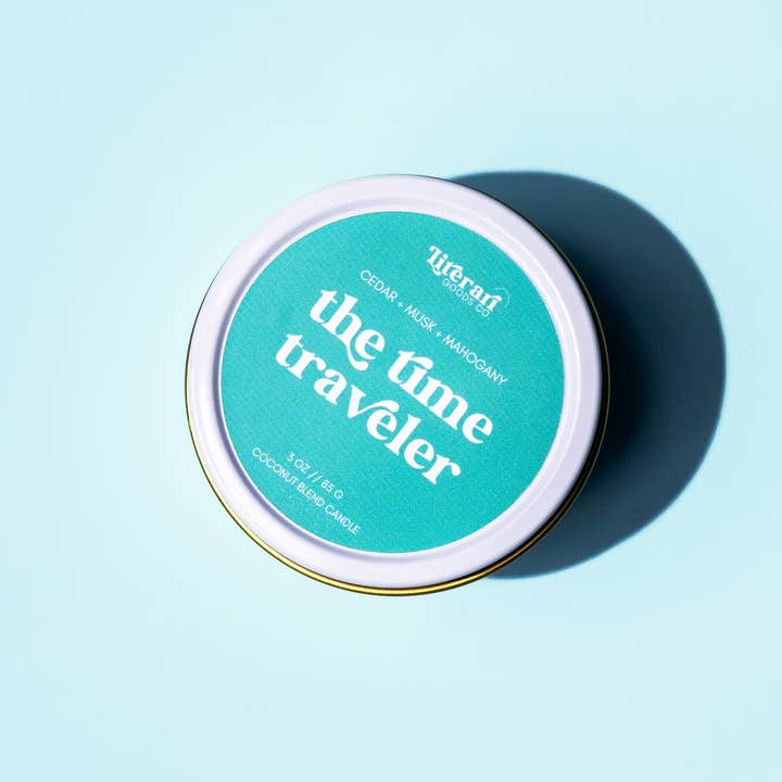 Literari Goods, Co | Book Themed Candles + Gifts - Wholesale Pot/gevulde kaars - Bookish Travel Candle - Book Merch - Cadeau - Tijdreiziger