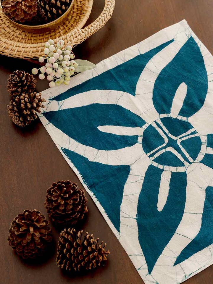 Conjunto de 2 Bases de Prato Neelam Batik por atacado de Kohomba