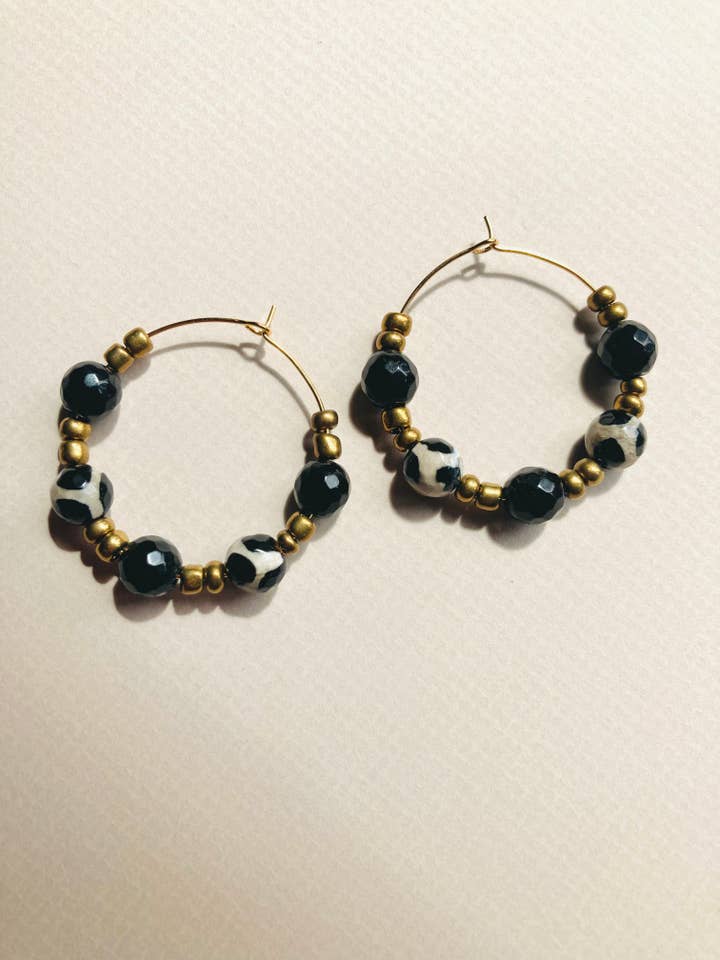 Créoles en agate pour la vente par Studio Khira