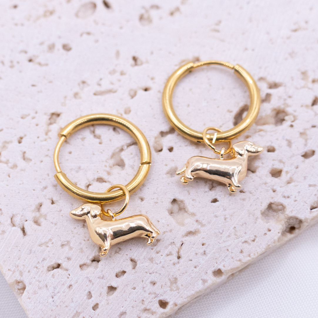 Tilda&Theo - Wholesale Huggie Earrings - Dachshund Hoop Earrings Dog 18k Gold Plated Dogs1