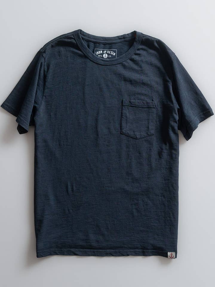 T-shirt à poche avec oiseau pour la vente par Iron & Resin