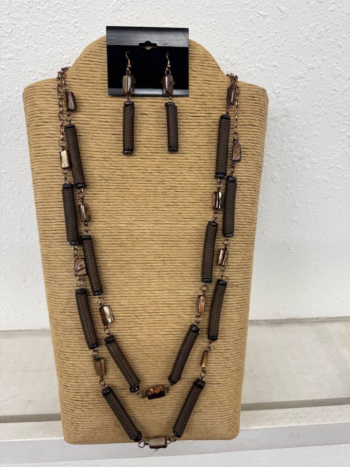 2 STRENGE KOBBERKÆDE MED BRUNE RØR OG SKALHALSKÆDE S for engroshandel hos International Duru's