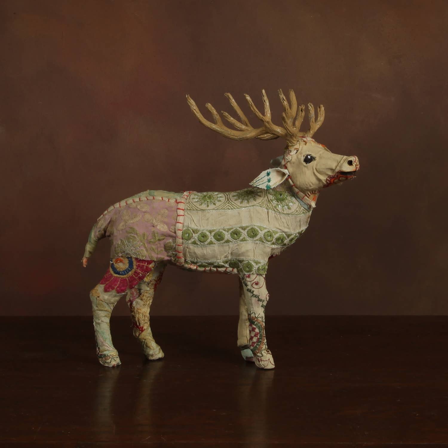 HomArt – wholesale Dekorativt bordsobjekt – Bayerska skogstaget stående - Sm - Beige Sari2