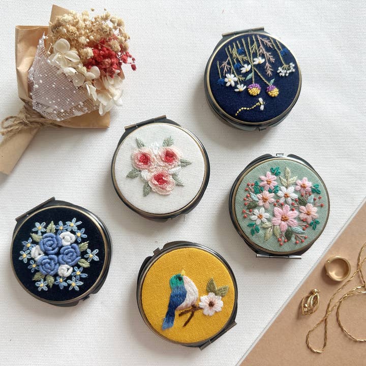 Quince Fables - Wholesale Jewelry Box/Organizer - Floral Embroidered Round Jewelry Box With Mirror
Success