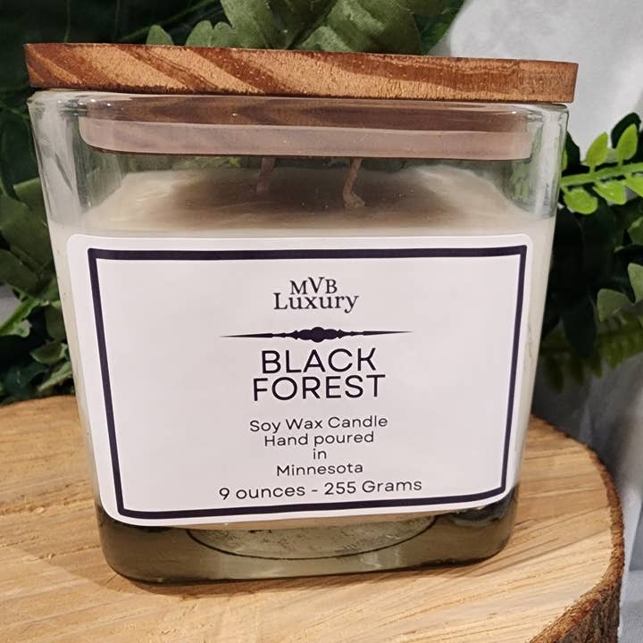 CANDELA IN CERA DI SOIA QUADRATA DA 9 ONCE AL PROFUMO DI FORESTA NERA per la vendita all'ingrosso da parte di MVB Luxury